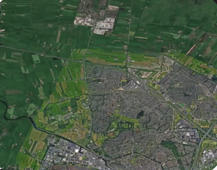 Satellite view of Nieuwland and the green polder around it.